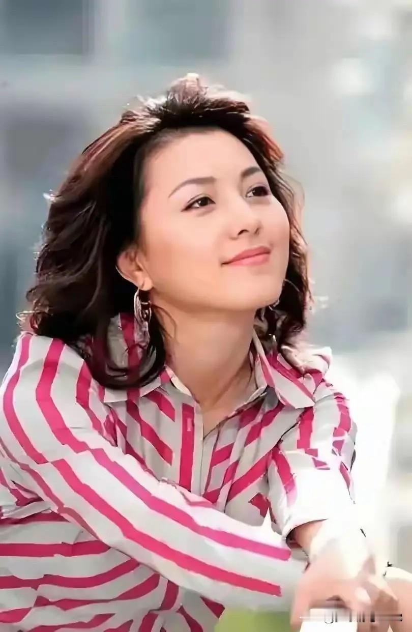 央视里比董卿有气质的女主持人出现了，长相端庄秀丽，眉清目秀，只要她一出...