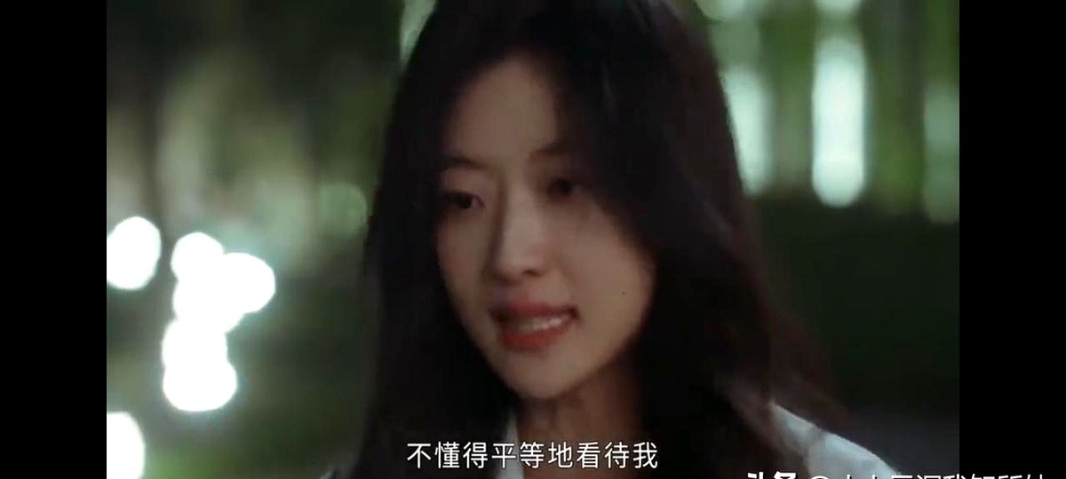 同样是职场剧女主面对高位男主，一个骂关系“令人作呕”直接跑路，另一个掏出跟别的男人跳舞的照片当场打脸。

《早春晴朗》的广告人尚之桃面对栾念的不对等关系，一句“肮脏丑陋”，直接掀桌子分手走人。从小在有爱的家庭长大，性格坚韧，人家有底气不伺候。

《无可替代》里的投行人徐迟更绝。叶信之搁那做戏拒绝，她