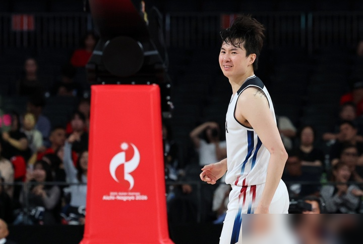 19分9板，最后2.2秒转身上篮，绝杀黎巴嫩。杨瀚森这球打完，国内篮球圈全炸了。
苏群直接说这小子有接管比赛的核心气质。可就在一个月前，郭士强还把他按在篮下当纯蓝领用，卡位、护框、吃饼。球都摸不着几回。
管维佳爆料，杨瀚森当时想抢板直接推快攻，教练组不让。
7月骂声一片，8月郭士强改说明书了。