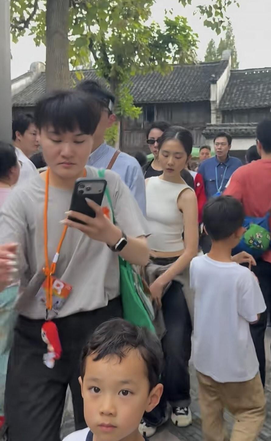 10月17日乌镇戏剧节现场，20岁的黄多多跟着黄磊孙莉还有妹妹一块儿出现在西栅的石板路上，一袭白色露脐装配利落束发，身形纤薄舒展，背影线条干净，往人群里一站就很出挑。说实话我一直觉得这姑娘挺特别的，打小泡在戏剧氛围里，十四五岁就敢按自己的审美来，这么多年从没扭过头去迎合大众眼里的“标准少女样”。很多