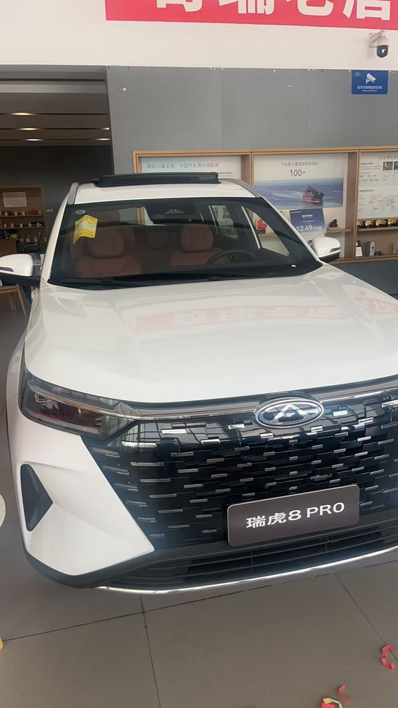 🚗27款瑞虎8 Pro｜一份不吹不黑选车笔记
预算12‑14万，追求大空间+高配置，瑞虎8 Pro一定要看一看！
	
🔹空间｜中型SUV尺寸，支持5+2座椅布局，2710mm长轴距，二三排可放平，后备箱拓展容积1930L，兼顾日常代步和全家远途出行。
🔹智能｜8155车机芯片+24.6英寸双联屏，流畅度在线；标配540°全景影像，L2级驾驶辅助，长途开车减轻疲劳。
🔹动力｜鲲鹏1.6TGDI，吃92号汽油，动力储备充足，底盘采用后多连杆独立悬架，滤震表现优秀。
🔹亮点配置：SONY音响、全景天窗、电动尾门、前排座椅加热、净立方健康座舱、终身发动机质保。
	
💡适合人群：二胎家庭、经常自驾游、看重空间实用性、追求高性价比的朋友。
	
#瑞虎8Pro2027款 #奇瑞汽车 #家用车推荐 #SUV选购 #十万级家用神车