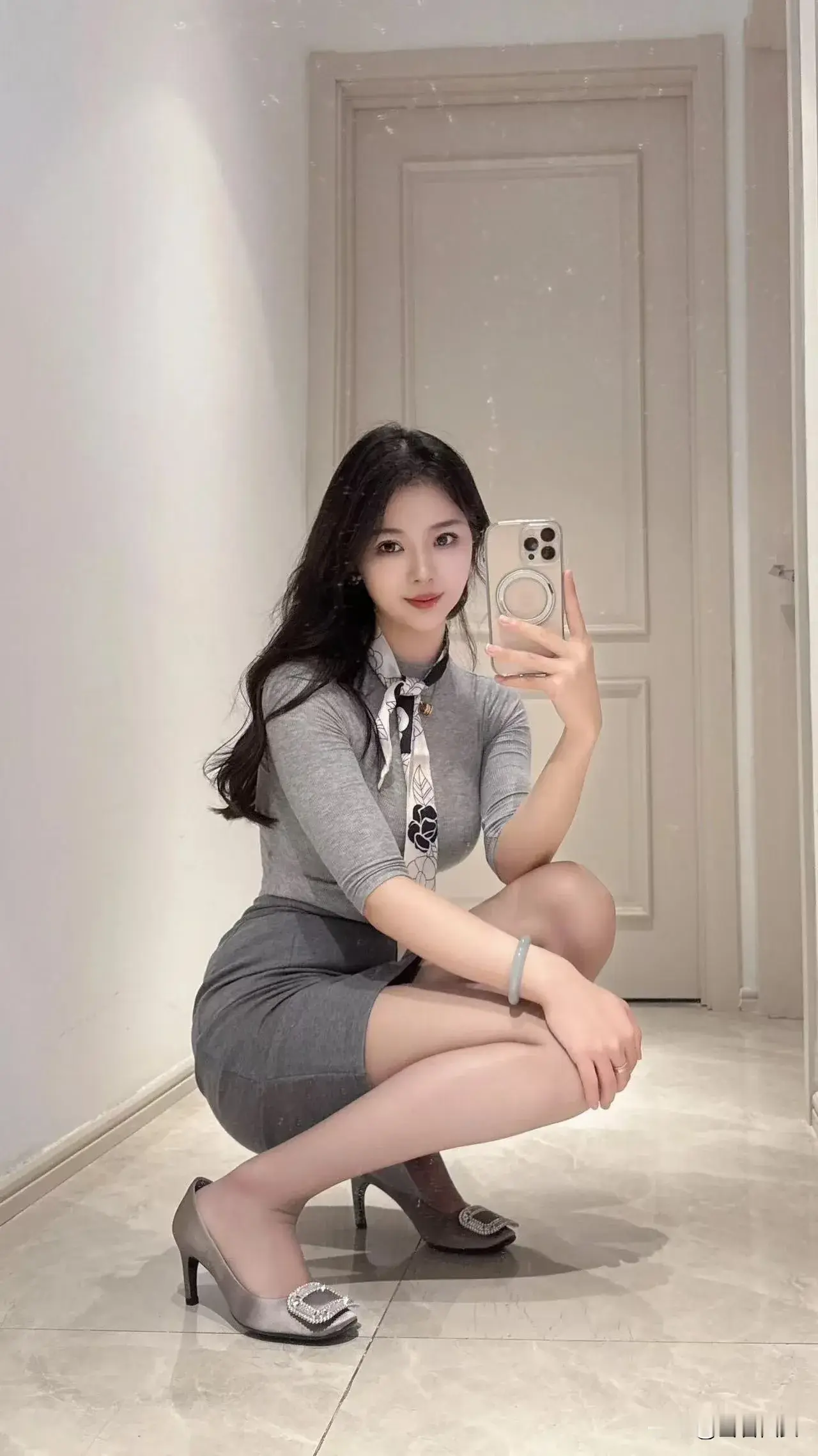 气质优雅的都市丽人自拍，高跟鞋与精致妆容的完美结合。、、🥸