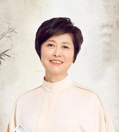 谁能想到？敬一丹生前最后公开亮相，只为诉说家乡哈尔滨的夏日之美
斯人虽已远去，温柔的身影与真挚的话语依旧留存人间。谁能忘记敬一丹留给大众的最后公开画面？一身素雅的蓝色衬衫衬得气质温润从容，脸上始终挂着和煦恬淡的笑容，举手投足间满是对故土的赤诚眷恋。叶落归根，情牵故里，半生奔波在外的她，始终将家乡哈尔