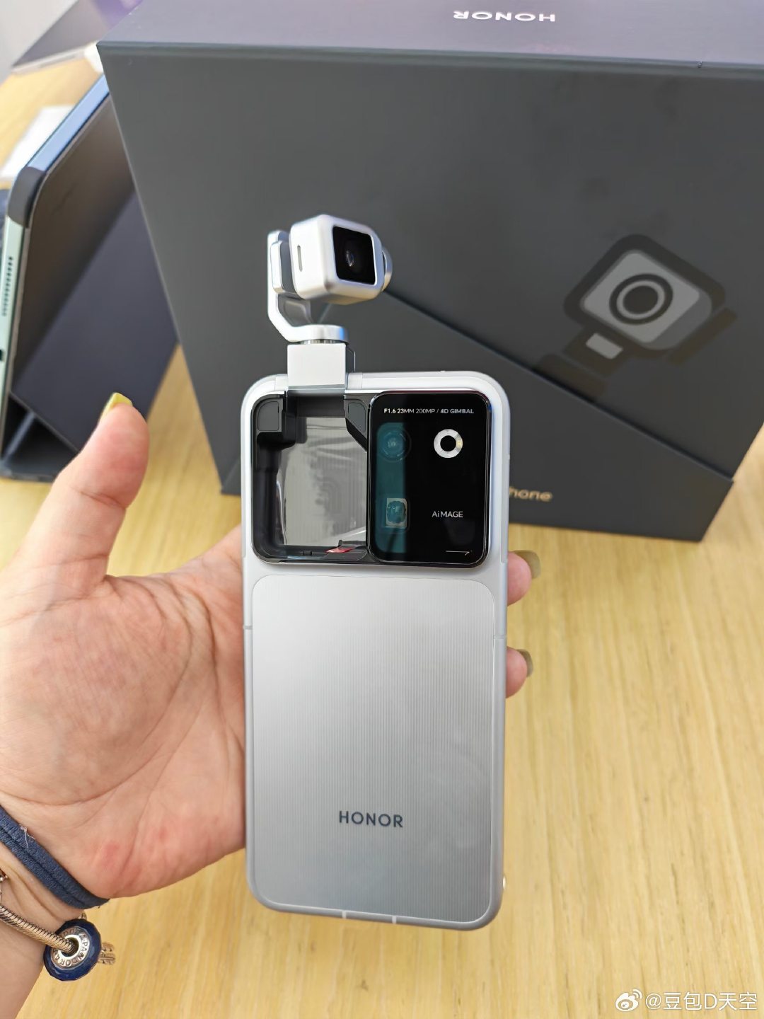 荣耀Robot phone

怎么拍  看我心情
#荣耀Robotphone#荣耀robotphone#  ​
