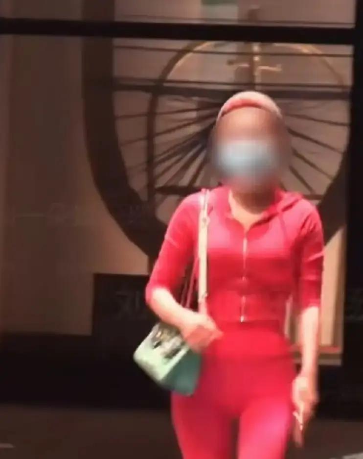 红衣女士是谁？

刘大锤视频发了这么久了，女方身份现在也没有被爆出来，这么看来，大概率不是演员。
从视频里看，这位女士个子高，身形有曲线，气质也挺松弛，整体更像平时爱打扮的普通人。

女艺人的身材往往偏瘦，镜头里那种骨感一出来，辨识度就很高，这位红衣女士显然不是那一挂。
她能和包贝尔坐在一桌吃饭，关