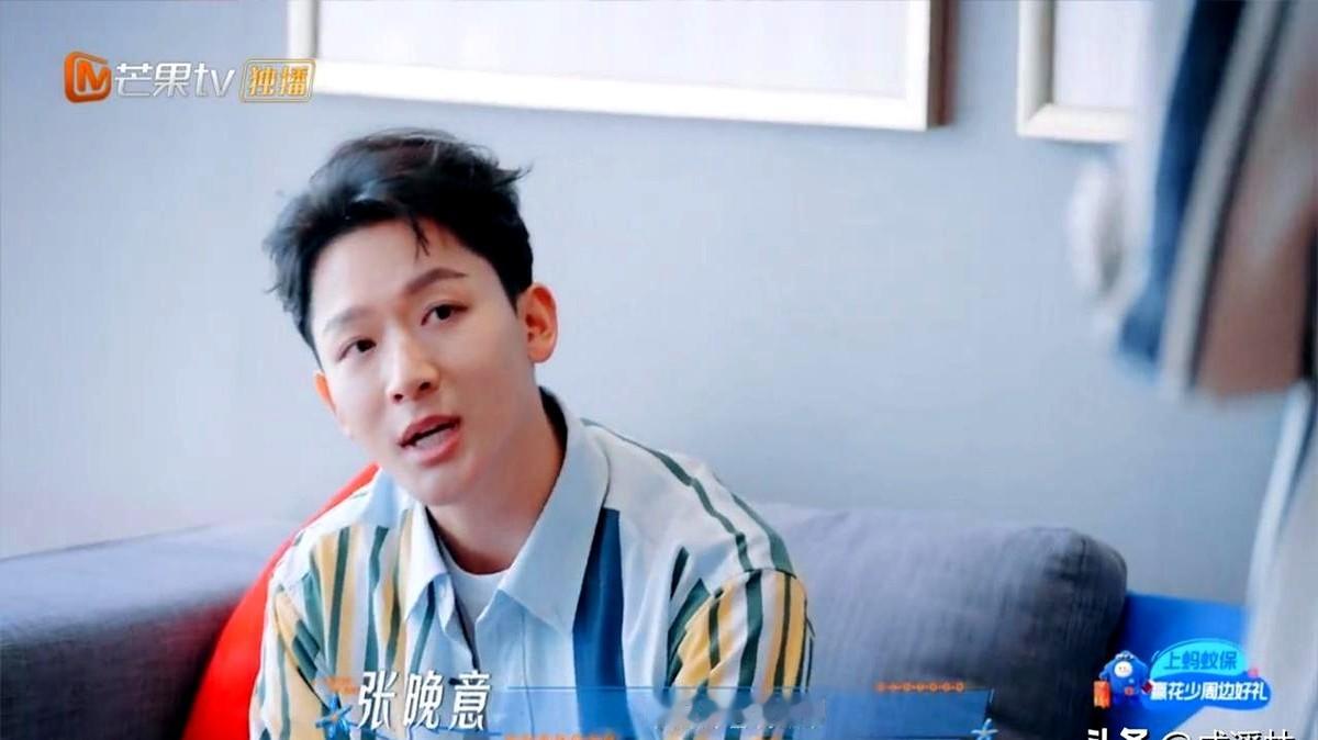 邓为急得直奔大巴车，张晚意却在一旁慢悠悠甩出一句：“我这可是偶数季。”

就这一句话，直接把花少的隐形鄙视链搬到了台面上。

这边邓为正为行程急得脚底抹油，那头张晚意丝毫不慌，甚至还带着点小骄傲，拿网友总结的“偶数季出神仙局”这个梗疯狂开大。这朋友间互怼的松弛感一下就出来了。

看来这偶数季的招牌，