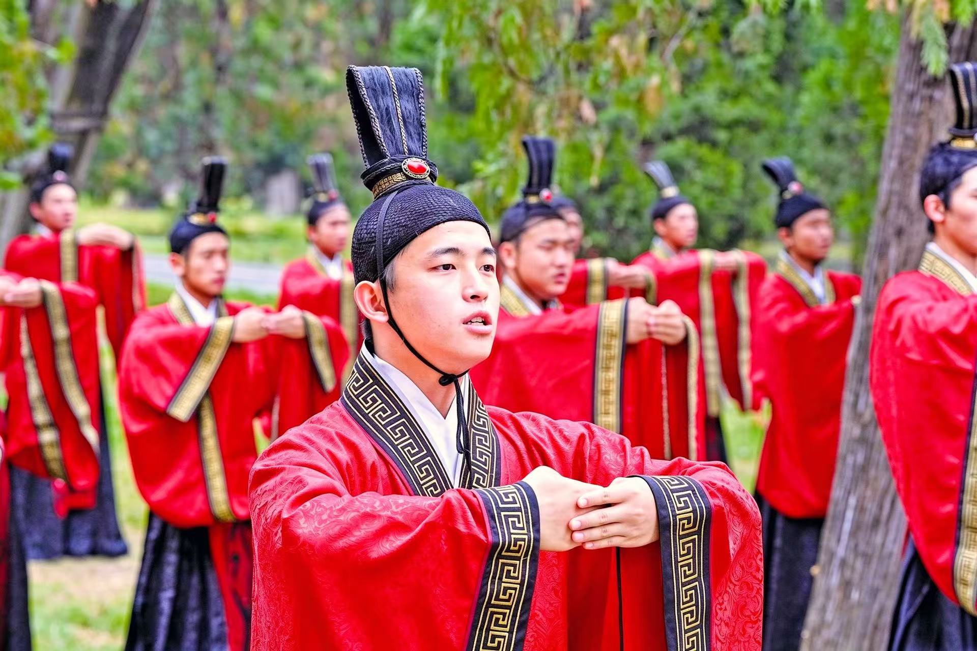 44个国家的人跑到曲阜，就为了听两千多年前的那句话

9月28日，山东曲阜。孔子研究院的开幕式现场，来自42个国家和地区的约300名嘉宾坐在一起，共同见证2026中国国际孔子文化节开幕。同一天下午，尼山世界文明论坛接续举办，44个国家和地区的约340名嘉宾汇聚一堂，主题是"文明·秩序·公理"。

一个县级 ​