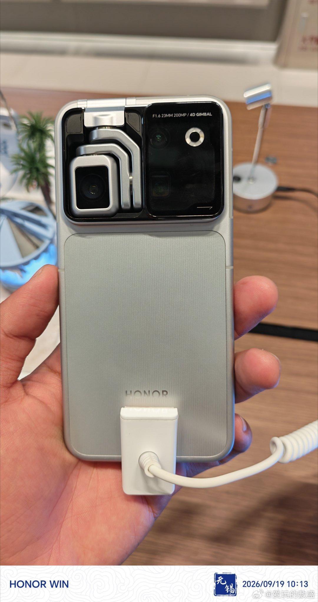 上次还去上手体验了荣耀的两部与众不同的手机
第一个是即将于下周一发布的Magic9Promax
magic系列第十年带上了阿莱影像，很期待它带来的影像表现，是我即将要选择的下部主力机 就看你这个2亿像素调教的怎么样了
后面是上月发布的云台 荣耀Robotphone，云台出现的那一刻让我感受到了启动我的大疆pocket ​