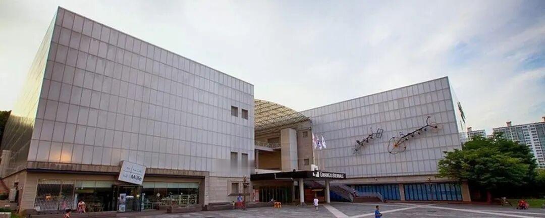 光州双年展出现严重涉台错误，中国驻韩使馆发声，少数政客拿一个中国原则谋私利，中韩关系不容折腾
       9月3日，中国驻韩国大使馆、驻光州总领馆就光州双年展涉台问题公开发表谈话，针对展会主办方纵容台湾地区使用错误名称参展一事亮明严正立场，中方策展团队已经宣布撤展以示强烈抗议。
       事件