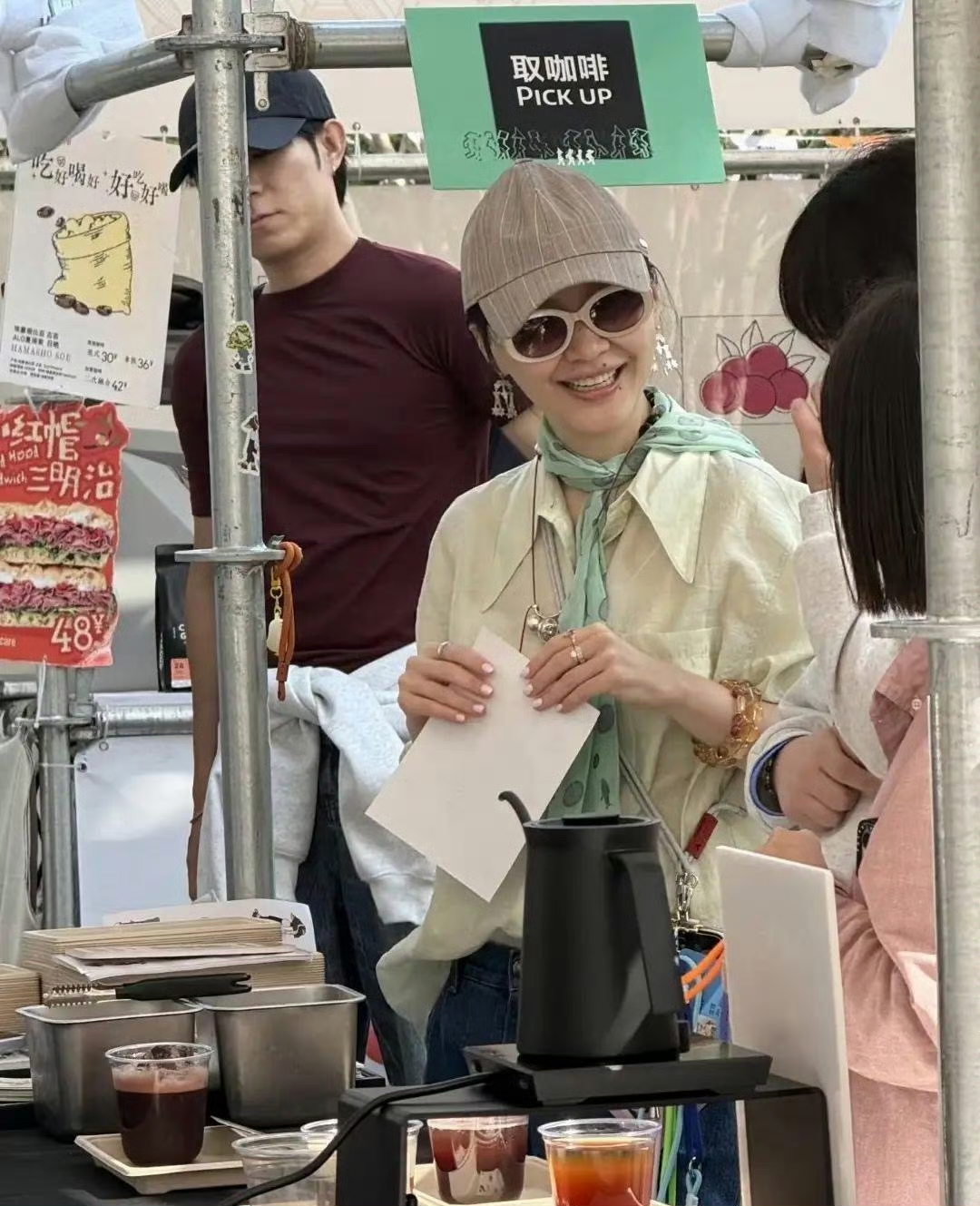 在乌镇戏剧节偶遇金靖啦。线下见到本人真的很惊喜！都说她自带搞笑感染力，没想到现实里这么好看，状态灵动舒服，生图也很能打。
没有明星架子，整个人特别接地气，和剧迷相处随和自然。小桥流水的古镇里，褪去舞台上夸张喜剧的一面，安安静静看剧闲逛，多了一份温柔松弛感。
乌镇戏剧节本身就是很适合偶遇演员的地方，大