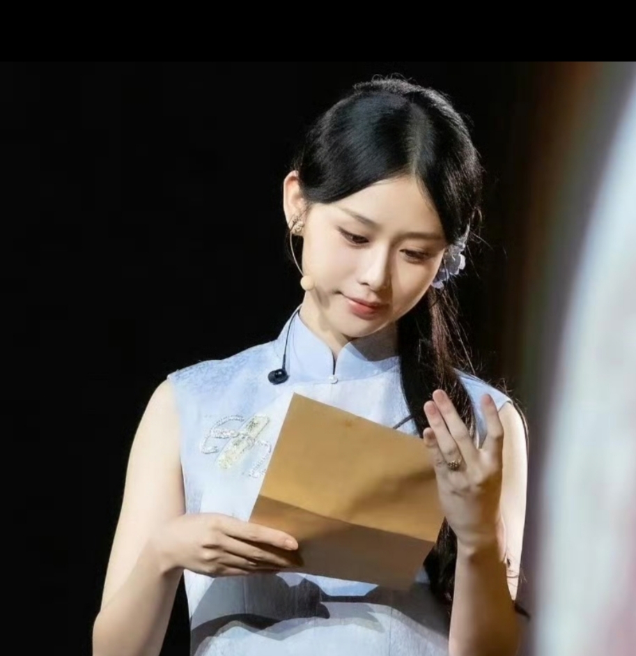 迷雾剧场《连环套》双女主虞书欣、王晓慧！悬疑剧本张力拉满～欣双轨小卡 
双女主互相博弈，反转不断，两位强强联手，光是这个配置就狠狠期待，坐等官方官宣，双女主！很新颖的题材  ，不过看虞书欣现在正在拍摄中 ，估计还在谈本子吧 要是真拍了我将期待你的名字吧。虞书