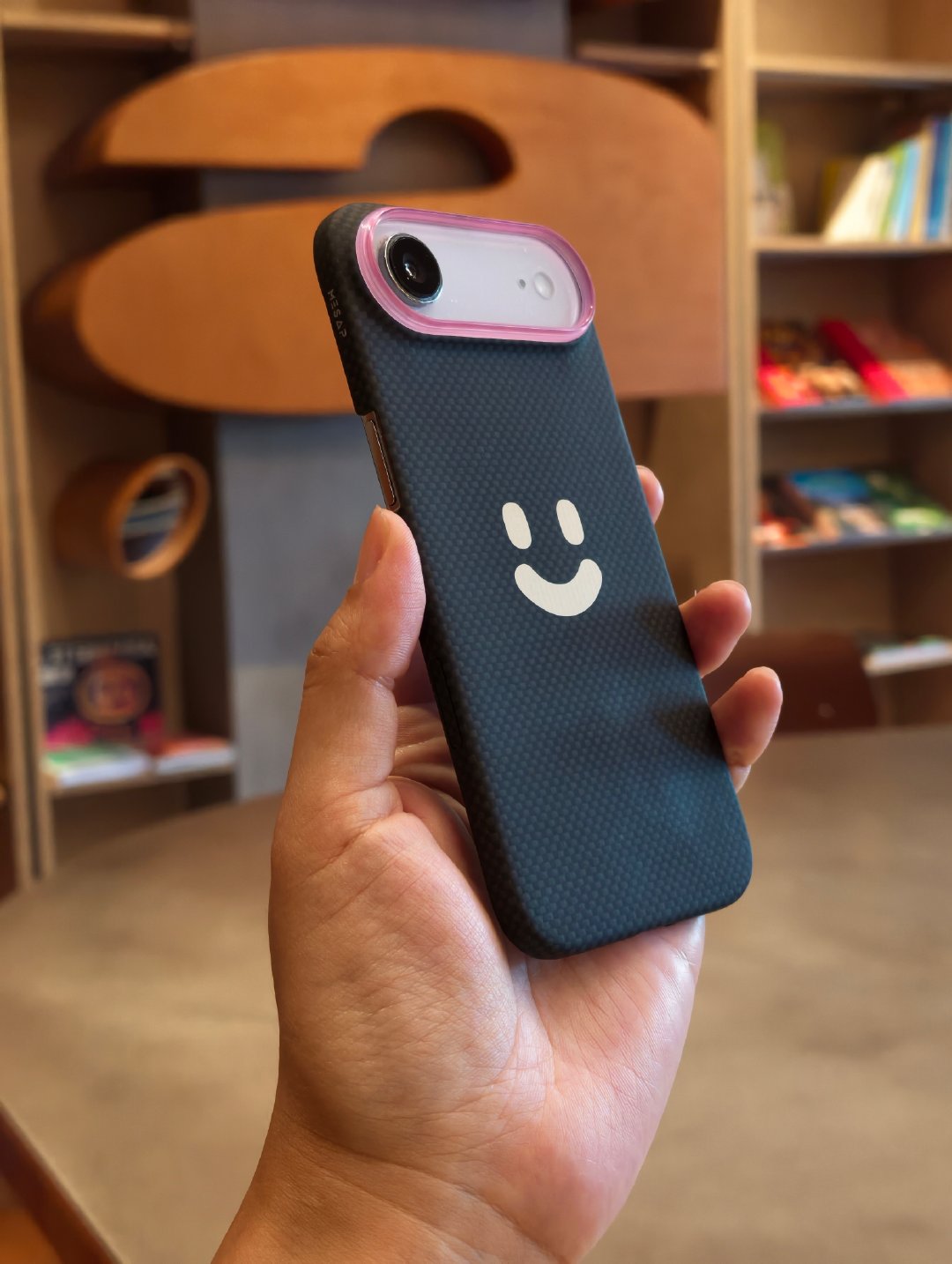 来见搭档，给他iPhone Air换上阿慕黑粉笑脸壳，赞不绝口，说应该跟Cuto合作一下了[doge] ​