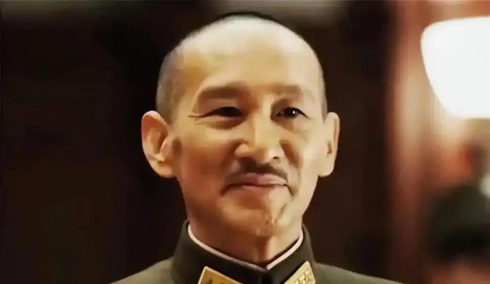 很多人怎么都没想到，向来被观众吐槽演戏爱端着、习惯晃脑袋的柯蓝，这次居然靠一个民国人物把央视观众给镇住了。
新剧《伟大的长征》一播，满屏弹幕都在反复确认一件事：“这真是柯蓝？”
一身素雅旗袍，坐在木椅上一声不吭，甚至连以前标志性的大幅度动作全没了。很多观众愣是看了两场戏才回过神来，镜头里那个仪态