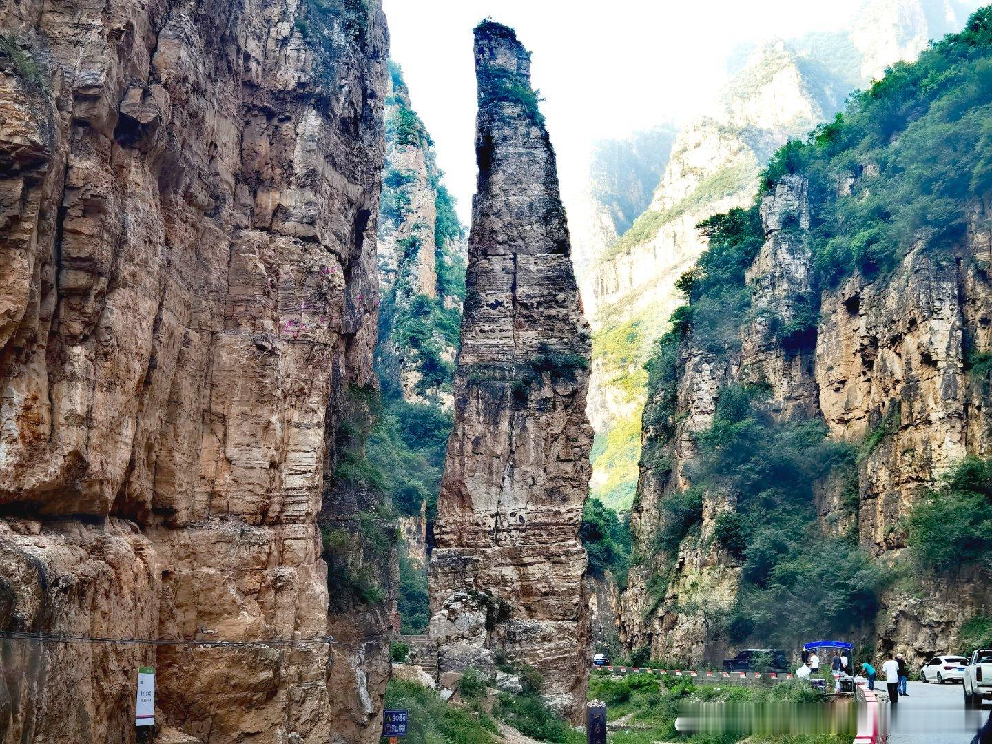 穿行飞狐峪峡谷，峭壁如斧劈刀削，奇峰罗列。孤石“一炷香”拔地而起，兀立于山谷之间，擎天而立！沿盘旋山路攀上顶峰，豁然便是空中草原，尽览塞北独有的山河画卷。  ​​​