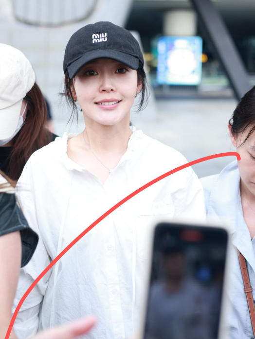 张佳宁被拍到穿宽松白衬衫、由两个助理搀扶走路，小腹微凸，全网立刻开始猜：是不是怀孕五六个月了？
一张机场图能看出这么多信息，网友的推理能力确实比编剧强。
但说实话，宽松衬衫堆在腰腹、抓拍角度刁钻、走路慢一点——这些细节叠加起来，确实容易让人往那方面想。不过反过来，也可能就是衣服版型问题，或者单纯累了