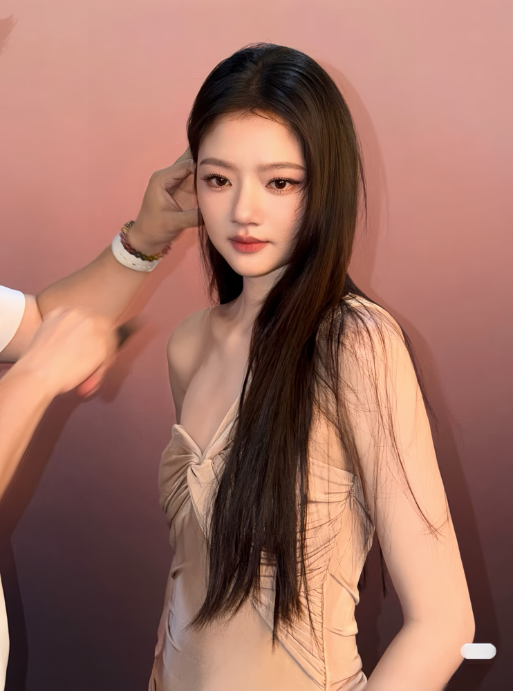 我朋友线下见过任敏，
她回来就说，
以后别再说任敏是大美女了，你是不知道，没见过真人真的很难想象！
因为真人根本不是镜头里那种大鼻子方圆脸。我朋友说她五官小巧精致得很，皮肤特别细腻，而且整个人极瘦，和网上的刻板印象完全两码事。
你看8月12日那场线下活动生图就知道了。她穿了条珍珠露肩长裙，把