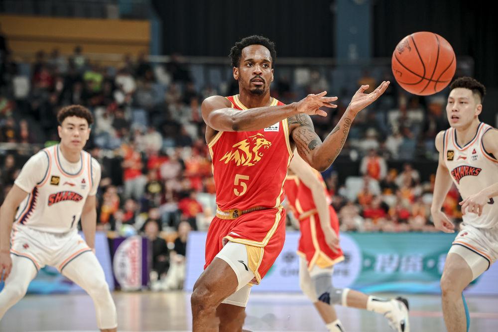   北京青年报记者3日获悉，北京首钢男篮从浙江广厦手中购得有关超级...