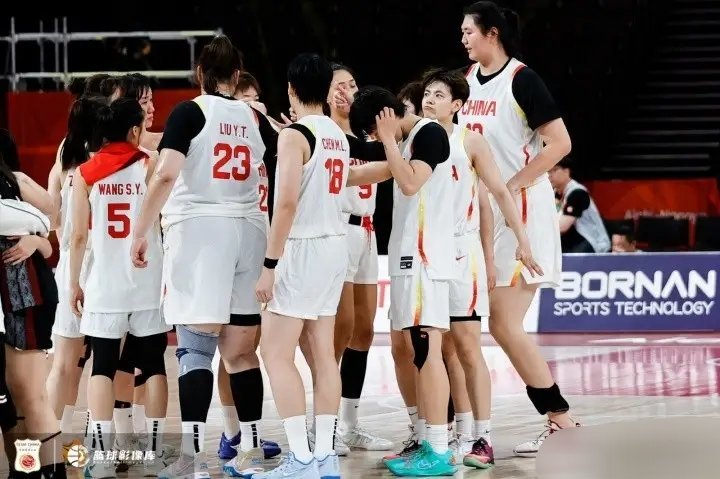 #中国女篮明日迎战蒙古冲击亚运四强#根据赛事赛程，北京时间9月24日将迎来女篮1/4决赛对决，四场八强战依次开打。中午12:00，中国女篮将迎来淘汰赛首战，对手是蒙古女篮，这也是球队冲击四强的关键一战。其余场次赛程同样确定，上午9:00韩国对阵印度尼西亚，15:00中国台北迎战菲律宾，18:20日本对决泰 ​