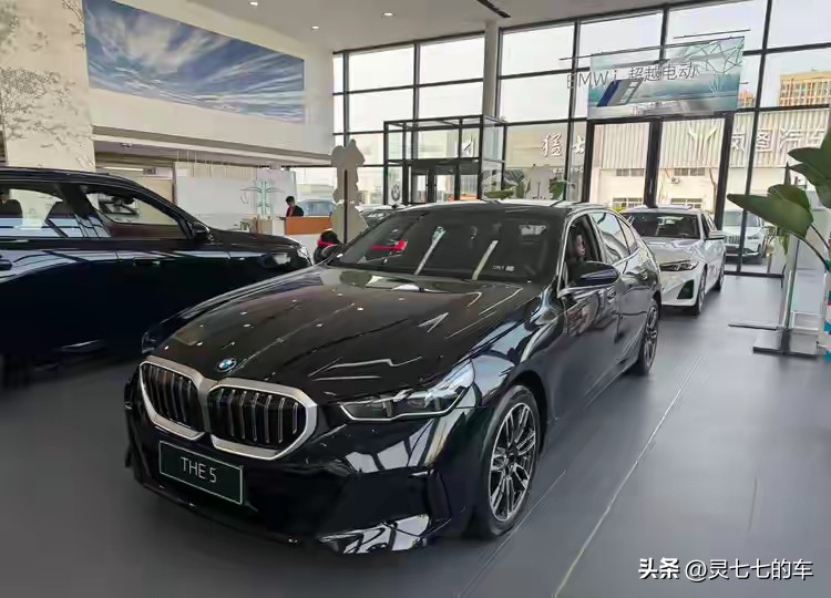 宝马5系跌成3系了，宝马5系跌到28万了。但销售说，你去找抖音买！

你没看错，我也没打错。28万，宝马，5系，燃油车。其实不是谣言，某些地区，极限最低配的价格，确实能做到28.5，但是需要分期，也就是说，绝大部分地区，这个价格是买不到的！

事情是这样的——2026款宝马5系官降7到9万，入门版指