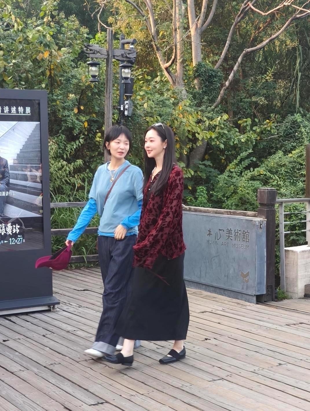 有些女明星的生图，是真的能把普通人硬生生看愣住的。
前两天有人在乌镇石板路上撞见宋轶，身边还跟着史策。
路人拍的那几张抓拍，连个滤镜都没加，她整个人白得跟自带反光板一样。最离谱的是露出来的脚踝，晃眼一看还以为套了双纯白短袜，结果放大看全是实打实的冷白皮。
这种素色甚至略