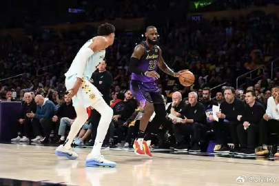 马刺客场127-95大胜雄鹿，战绩定格56胜18负，凭借本赛季对阵湖人...