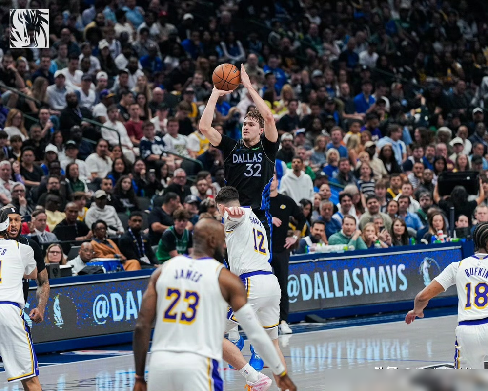 这新秀，把湖人打成了自己的集锦背景板。 连续两场，51分破纪录，紧接...