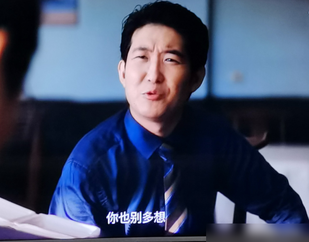 于和伟掉眼泪那一刻，闫佩伦根本就没按剧本走。
《重器》里那场死刑改判死缓的戏，徒弟安慰师父，全是现场现挂。于和伟一哭，闫佩伦接住了，直接跟着情绪往下淌，一个字没多演。观众说俩人跟说相声似的，一个抛一个接，严丝合缝。
更绝的是干饭人这个人设，闫佩伦自己加的。聚餐戏、对谈戏，他永远在坦然扒饭，遇事不