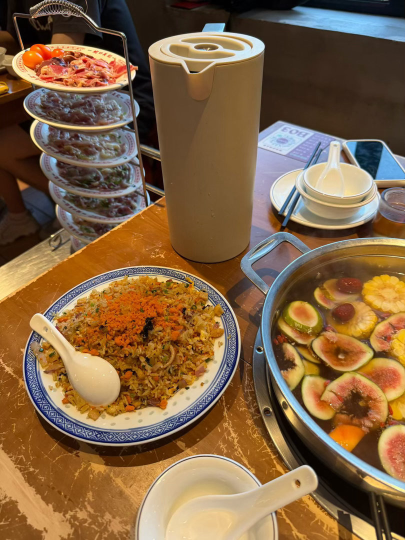 善意本身不分大小，愿意伸手帮陌生人，是难得的温暖。但也要提醒大家，帮助路人时多留一份谨慎。可以量力而行伸出援手，面对过于贵重的酬谢，也要多留心，保护好自身安全。#借给路人手机被塞1条中华1盒月饼# ​