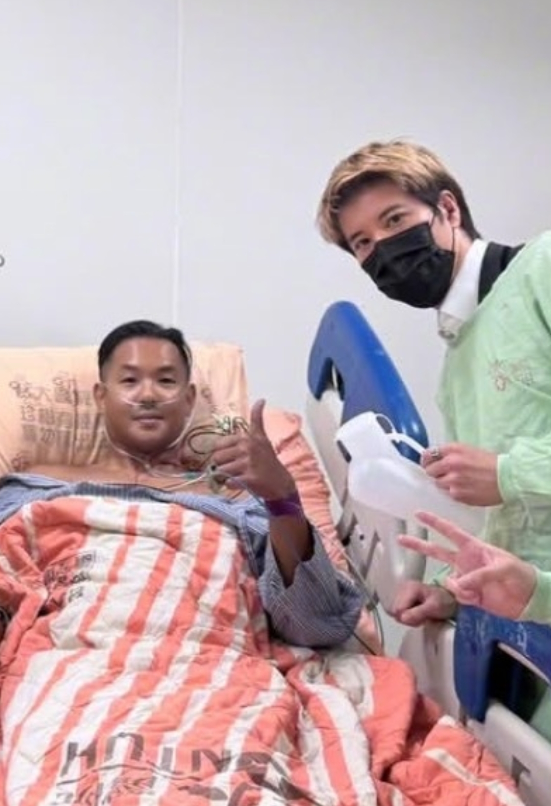 陈建州晒与亲友病房合照，发长文报平安，范玮琪一脸憔悴紧紧抓着老公的手，王力宏在一旁拿着尿壶，这场面令人泪目，真的是患难见真情[赞]
刚转入普通病房的陈建州，就发了篇长文，详细说了发病和去医院的过程，反思自己的生活习惯，不抽烟，不喝酒，还经常运动，但是长期睡眠不足，晚睡早起……
陈建州在文中感谢太太、