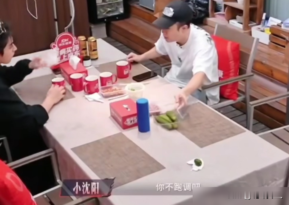 小沈阳一句话，戳穿了多少舞台跑调的真相。
陈若轩解释，说自己私下唱歌不跑调，初舞台纯粹是紧张，加上不适应耳返。
小沈阳听完，直接补了一句：对，你后面唱的确实都没跑。这一句，瞬间把气氛拉满了，既给了台阶，又肯定了事实，比任何苍白的解释都有力。
想想看，全开麦直播，零容错，没经验的人上去，不翻车才