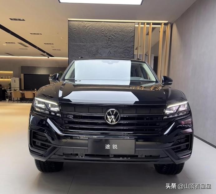 谁能想到，一台与保时捷卡宴称兄道弟、和奥迪Q7同宗同源的大众途锐，价格竟然跌到了30多万？2026年8月的销量单据显示，途锐一口气卖出360多台，与奥迪Q7的420台仅一步之遥，差距不过60多台。短短几个月前，它月销还在200台上下徘徊，如今却像打了鸡血一般，销量直逼豪华中大型SUV的第一梯队。这泼