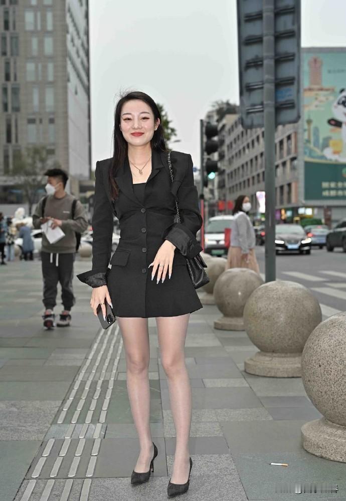 小姐姐穿上黑色西装裙简直太酷了！又飒又有型，完全是都市丽人的代表