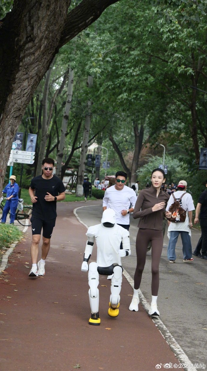 #张蓝心和机器人在北京比赛跑步#
趣味人机赛跑落下帷幕，张蓝心拿下胜利，也期待未来机器人的运动能力继续进化。 ​