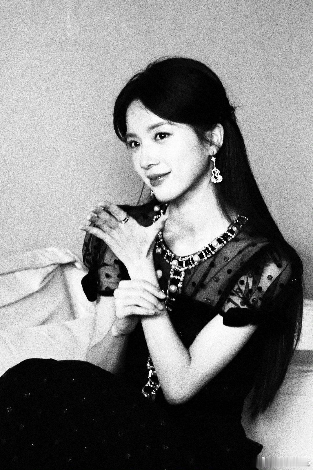 #演员李思潼[超话]# 这张好美！！😭有发彩照的可能嘛 ​
