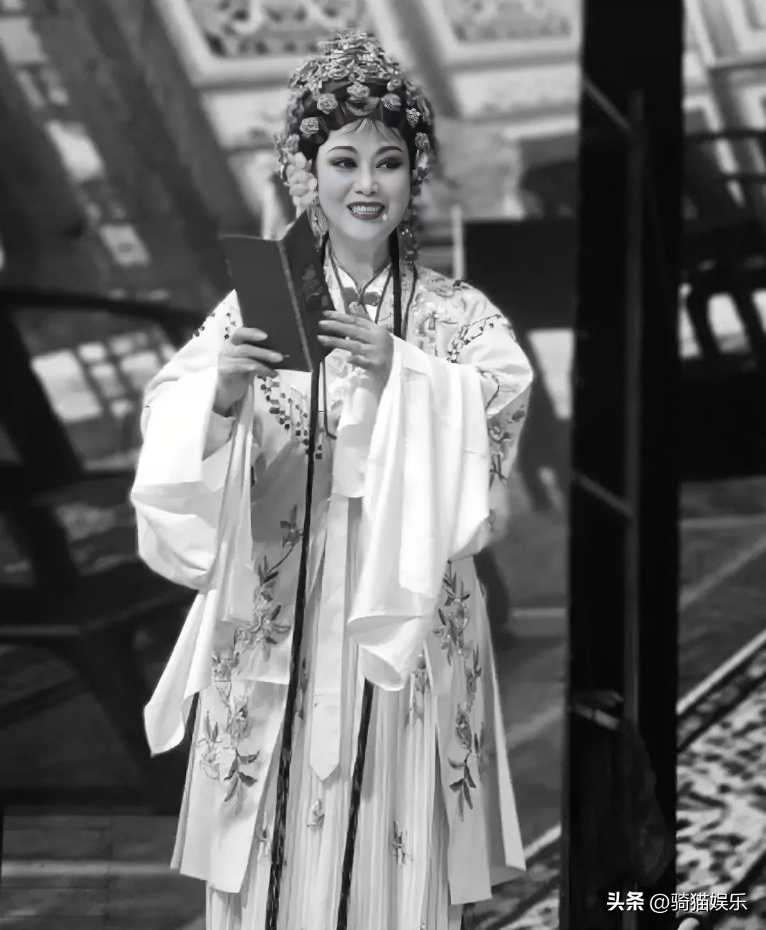 湖州59岁越剧花旦钱水明在苏州吴江演出期间意外溺水身亡，12日清晨，村民发现她，警方确认系意外溺水。

民营剧团一场戏下来，十点都算早的。卸妆、收行头、洗换戏服，全是挤出来的空。同团各回各的借住屋，没人管谁去了河边。

有人疑问，大半夜洗什么衣服？那是外行。草台班子哪有什么下班？戏散了才轮到自己。