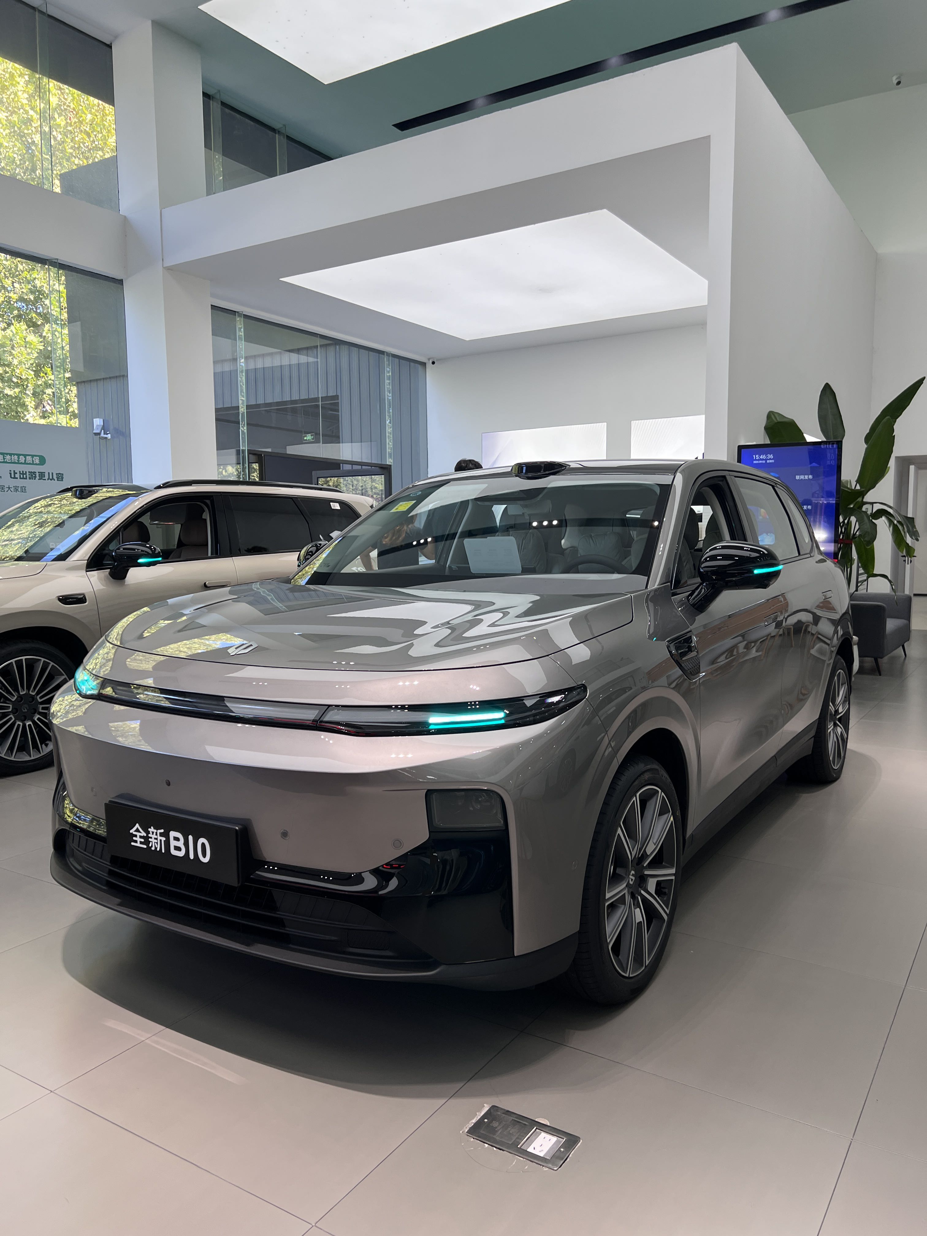 既有颜值又实用的纯电SUV
零跑全新B10 直接被液态银车漆拿捏住
低饱和珠光质感，阳光下细闪很好看，停路边随手拍都出片
流畅简约的车身线条，贯穿式灯带，夜晚点亮氛围感满满