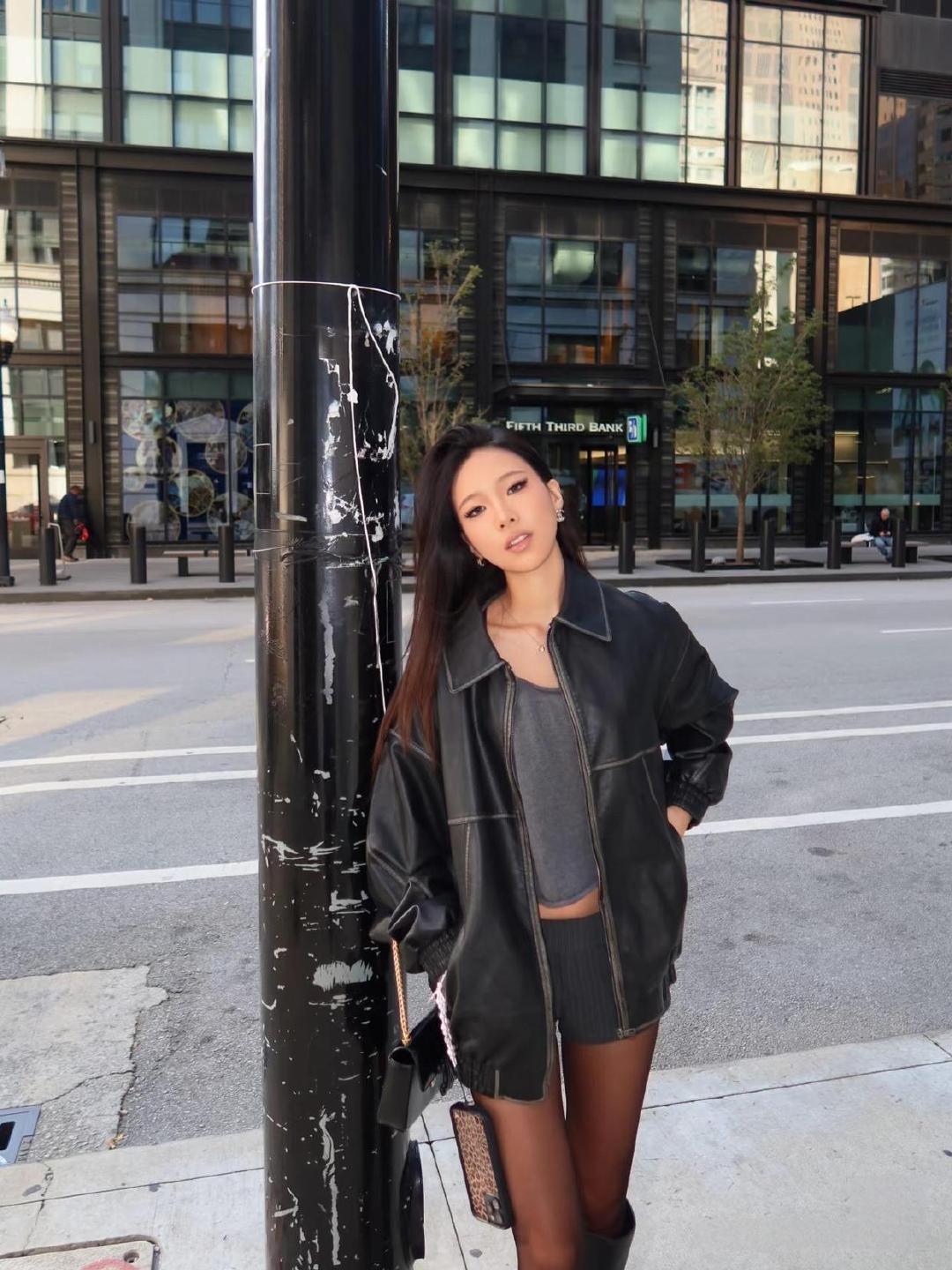 小S大女儿美国彻底放飞！芝加哥街头穿黑皮衣露腰，这欧美风跟以前判若两人 ​