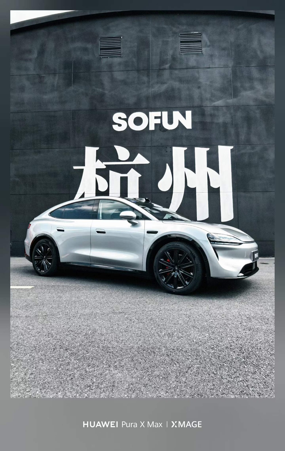 从屏幕到冰箱到智驾，智界R7焕新款把旗舰都搬下来了
周末陪朋友去选车，他在25万级SUV里纠结了快一个月。小鹏G9、小米YU7都聊过，但研究完智界R7焕新款的资料后，我把它排在了推荐清单第一位。
它最狠的地方，是把一批旗舰配置直接拉到了这个价位。座舱里双17.2英寸蝶羽双联屏，双3.4K分辨率，同级
