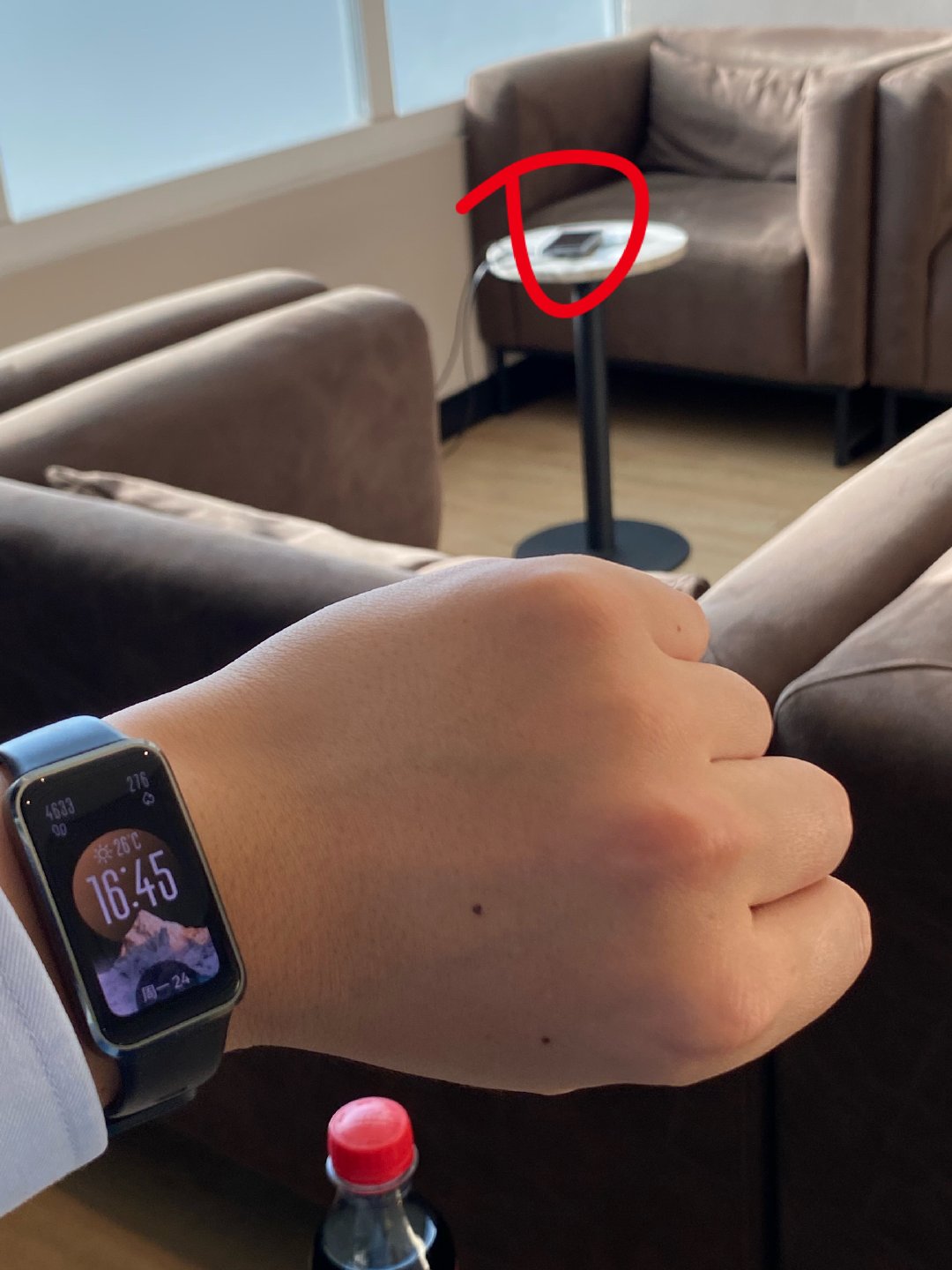 给华为穿戴提个建议
应该要增加在穿戴产品上查看手机电量的功能，在该图片场景下，手机放在有插座的地方充电，人坐在距离插座较远的地方，就可以通过穿戴产品查看手机实时电量，甚至可以在穿戴产品上显示手机充电功率。
2026年8月
#华为[超话]##华为手机##华为# ​