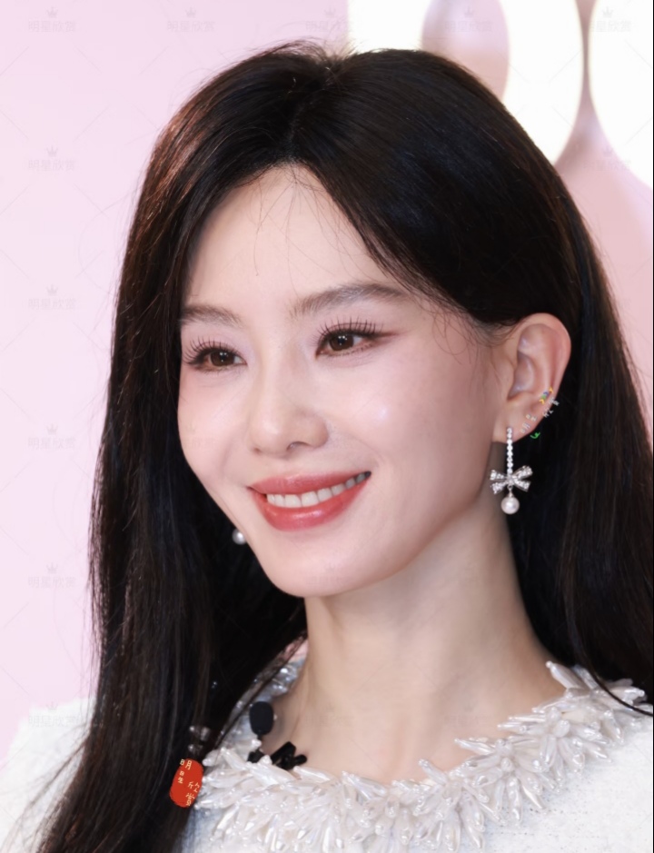 田曦薇《嫁金钗》首日百指21W，大爆开局。内娱已经很久首日都没有这么漂亮的开局了。开年的逐玉也才10W，我田飞升成功。刘诗诗《醉梦》首日百指7852，有些失利，难道老演员已经要逐渐被新演员取代了？