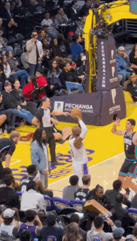 在今天进行的湖人和灰熊的比赛中，发生了笑死人不偿命的一幕。当时湖人老将...