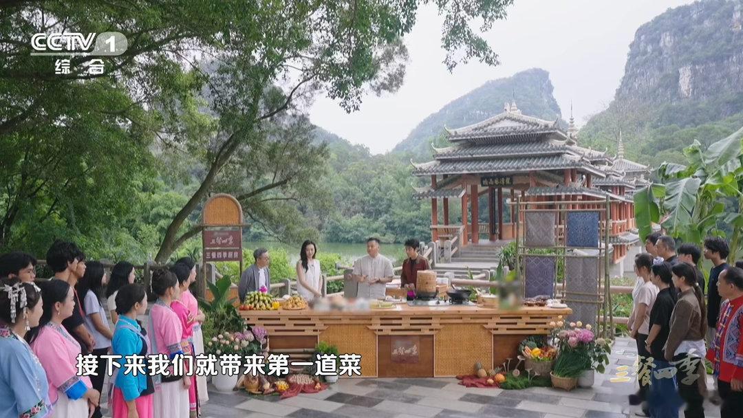空心甘蔗当蒸盅，鸡肉塞进去旺火蒸，甘蔗的甜被热气逼进肉里。这道菜的创意...