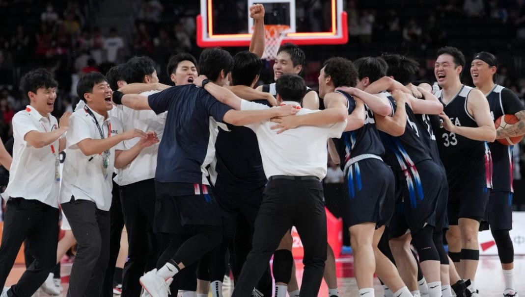 韩国男篮67比57拿下日本夺冠，李贤重27分18篮板把东道主投死了，人家靠的是战术执行力，不是堆人头。转头看咱们，铜牌战70比79被伊朗逆转，连领奖台都没摸到，第四名，队史第二差。这场决赛就是一面镜子，照得清清楚楚。人家韩国队没有归化，就打团队篮球，关键人掐得准，三分线外刀刀见血。咱们呢，练了那么久