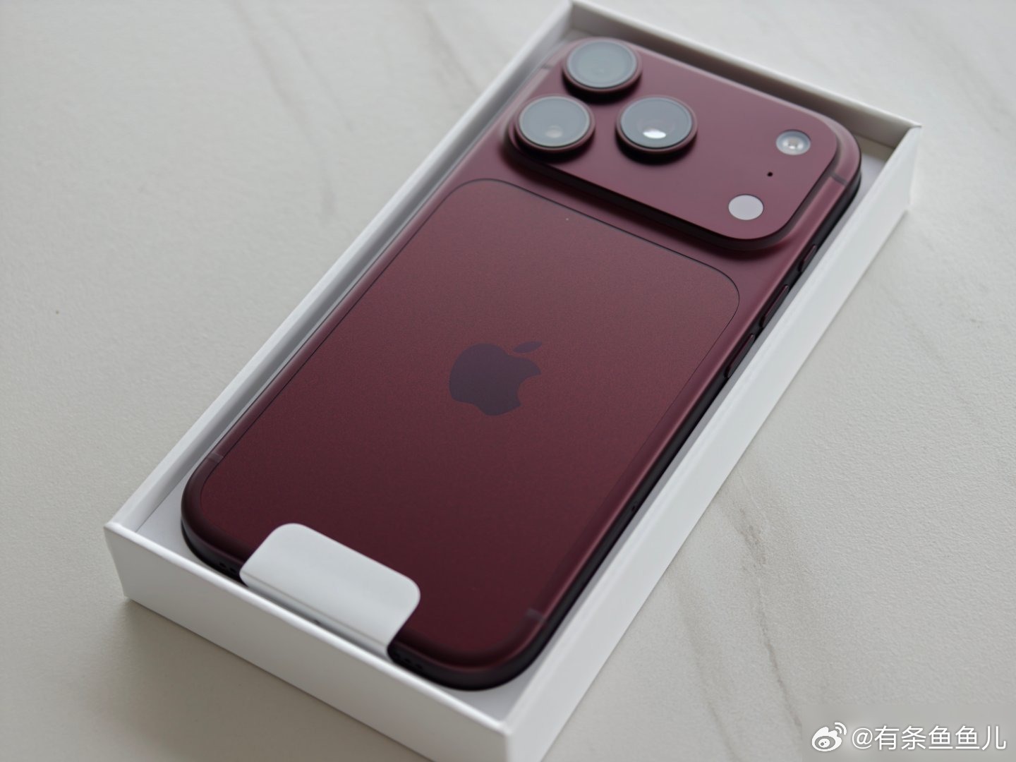 苹果推的iOS27.0.1，修复清单上写明修掉三项。FaceID认证失败重启，拍照色彩伪影，通知中心和控制中心一起打开时的触屏失灵，都在列里。清单外的东西我没放过，主屏幕长按应用进编辑态，拖动小组件再点底部页面小圆点，屏幕照样卡死，界面崩给你看。

这个崩溃没写进27.0.1的修复说明里。复现的不止一 ​