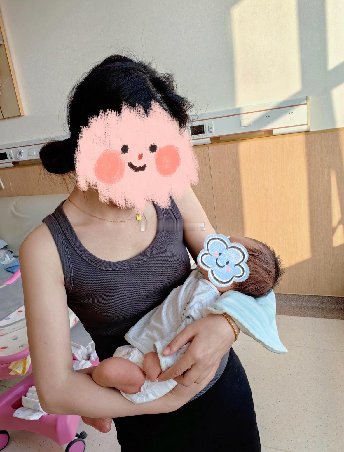 #肾炎[超话]# 听过太多被“慢性肾炎不能生”压垮的故事，每一次都很有感触！
这位如今抱娃在手的宝妈是去年找的我们，她的肌酐没变好，她的尿蛋白也没消失，但她当妈妈的念头，一天都没有停过[心][心][心]。

我知道，她想要一个孩子，是一个人在疾病和渴望之间，死死抓住的那根绳子。

虽然她的肾不好 ​