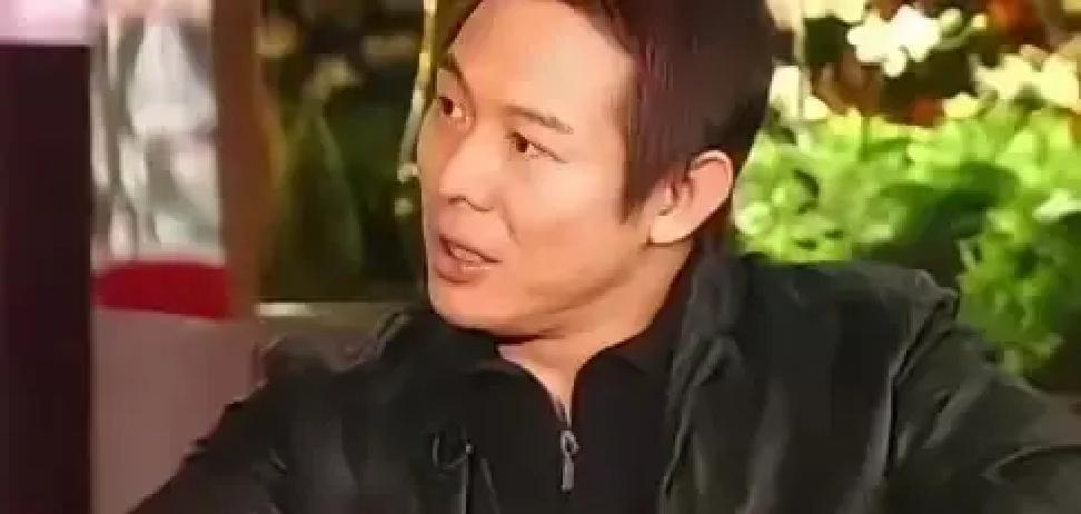 1986年，23岁的李连杰在拍戏时身患“怪病”，能正常吃喝却没有办法大小便，当时剧组找来许多名医也无法医治，随后便有人建议找当时的“神人”赵群学看一下，赵群学在看过李连杰的病症后，只是简单的在其背上按了一会李连杰的“怪病”便好了。

那会儿是《中华英雄》拍到一半的时候。
李连杰的肚子胀得像个皮球，躺