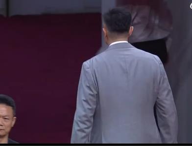 郭艾伦解说太逗了，广东队主场输给广州队17分，镜头给到杜锋直接走回更衣...