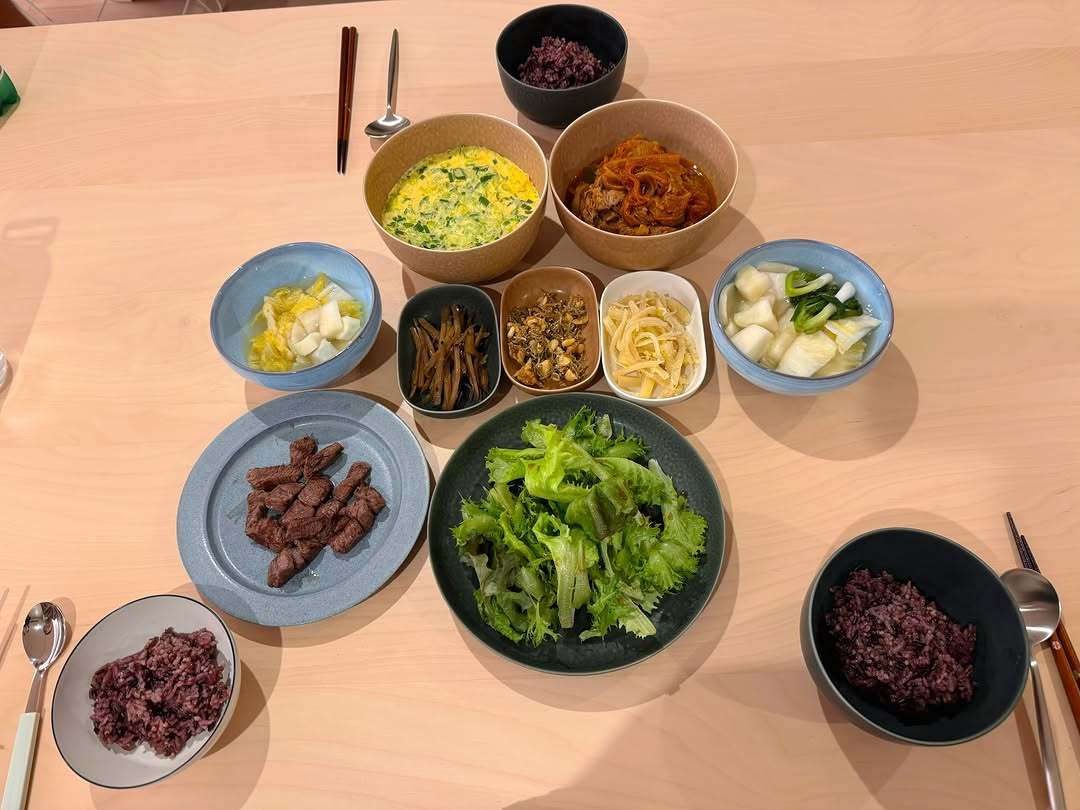 yejinhand更新💛

孙艺珍：🍚手忙脚乱地做着饭🫨🫨🫨
但大家坐在一起吃饭的时候，
就是最幸福的时刻😘
大家也要多吃些健康又美味的食物哦！！🫶
#明天又吃什么呢 
#菜单选择困难

呜呜呜呜呜幸福呀 ​