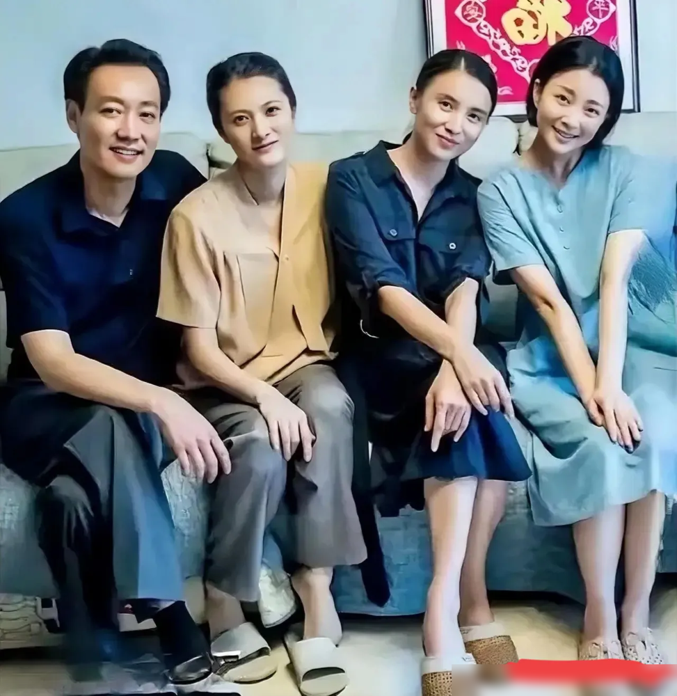 一张老照片，中间是宋佳，左边那个男的，看着贼眼熟。眼熟就对了。
那是2008年《中国往事》的片场。左边是朱雨辰，右边是侯祥。那时候宋佳刚演完《闯关东》，脸上还带着鲜儿的劲儿，站在一堆男人戏里，愣是没被压住。
当年这剧导演是张黎，拍得又慢又狠，一场吃饭的戏能磨一下午。宋佳在里头演郑玉楠，戏份不多，