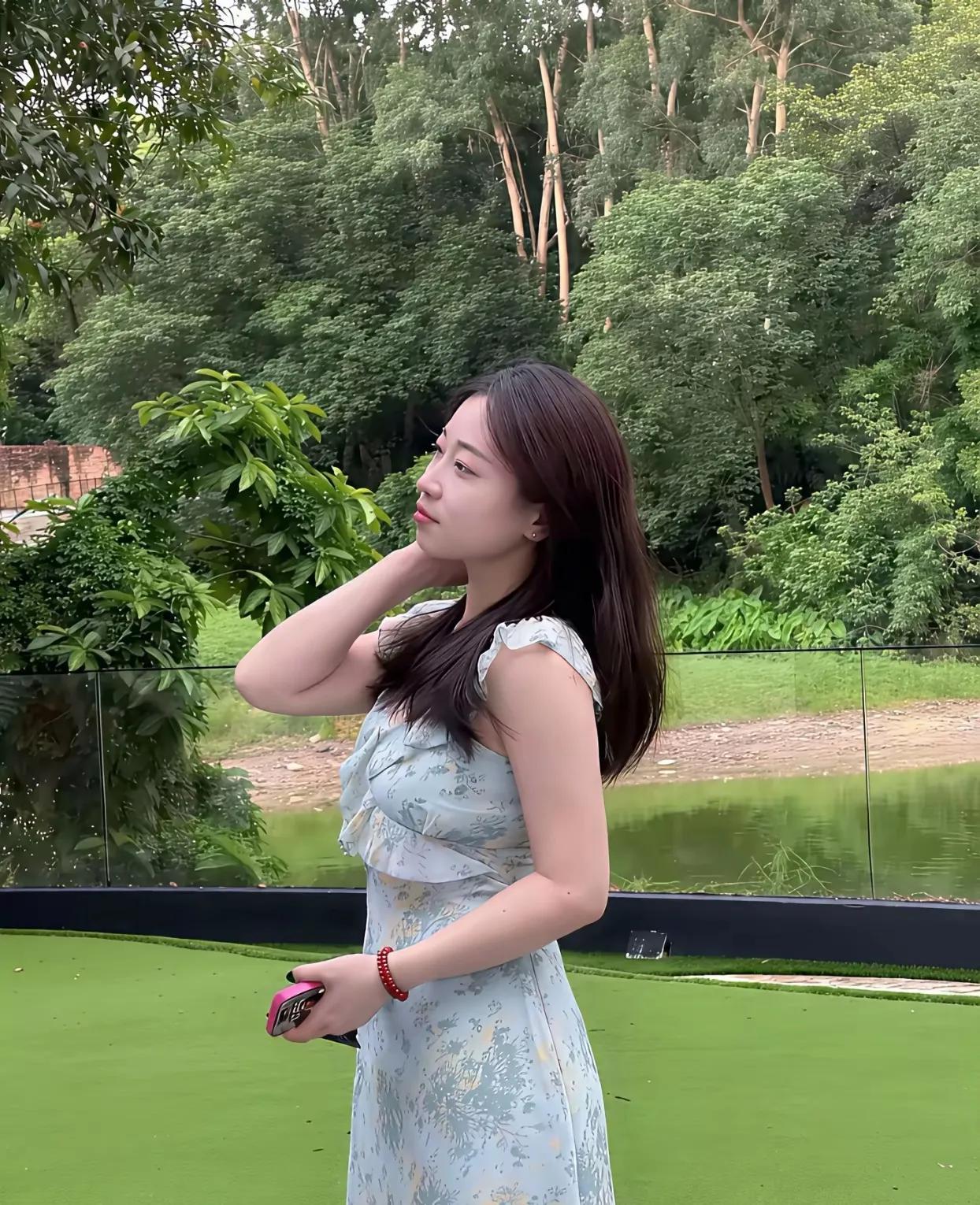 这位美女一看气质，就是白领。读书多的人果真不一样。